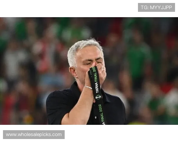 库尔图瓦荣膺英超赛季最佳门将，状态回暖值得关注