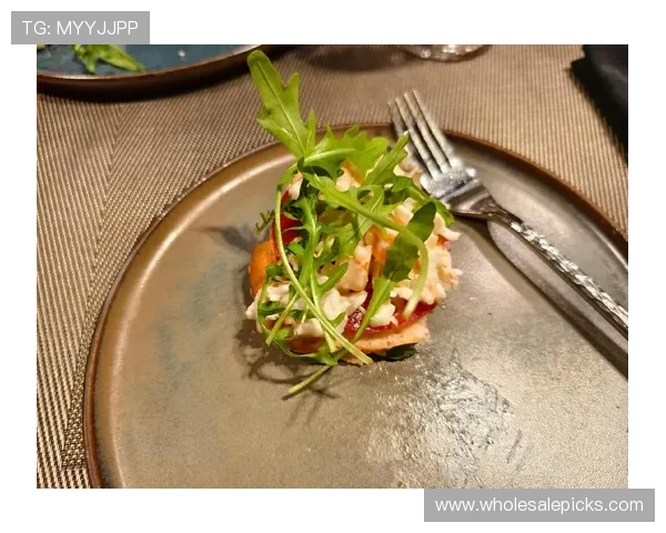 凯蒂·莱德基每天游50公里，吃饭像打卡米其林